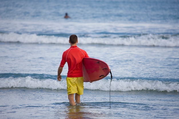 La costa del mar va a surfear