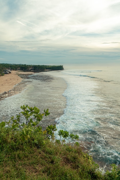 Costa del océano en Bali