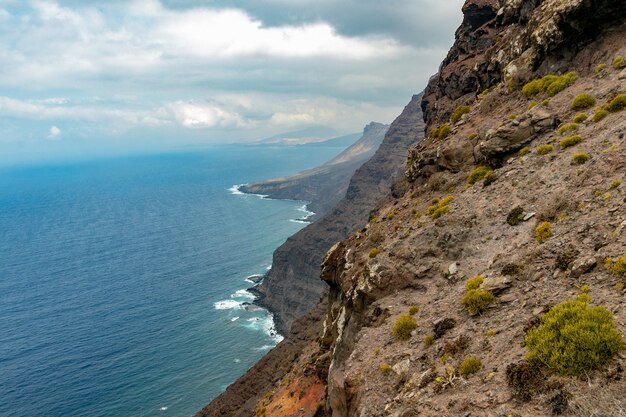 La costa oeste de Gran Canaria, olas rompiendo sobre acantilados en el Mirador del Balcón