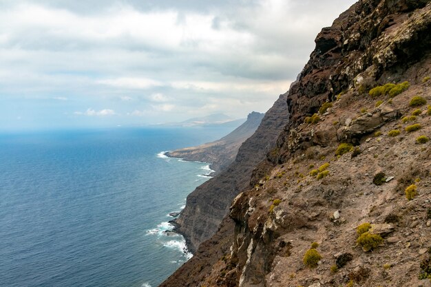 La costa oeste de Gran Canaria, olas rompiendo sobre acantilados en el Mirador del Balcón