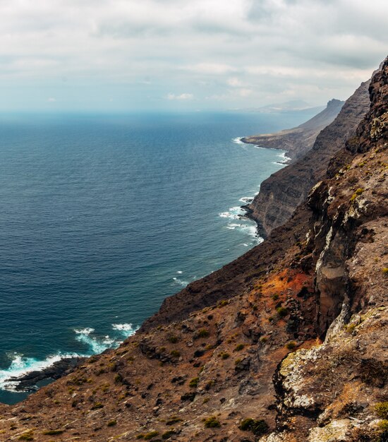 La costa oeste de Gran Canaria, olas rompiendo sobre acantilados en el Mirador del Balcón