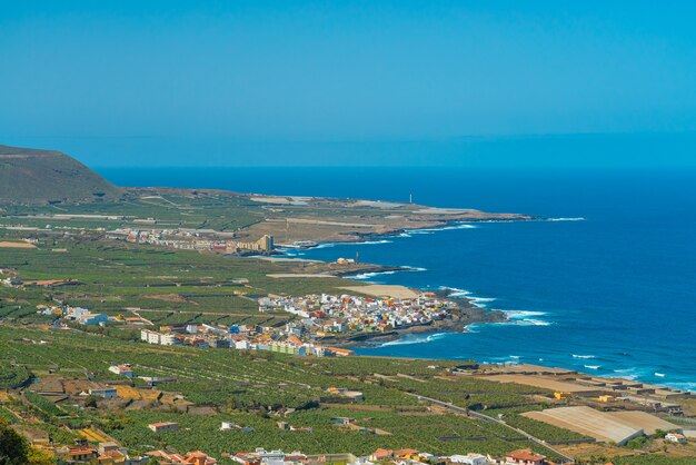 Costa oeste de Tenerife. Orilla oceánica con pequeños pueblos y aldeas.