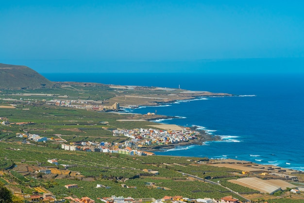 Costa oeste de Tenerife. Orilla oceánica con pequeños pueblos y aldeas.