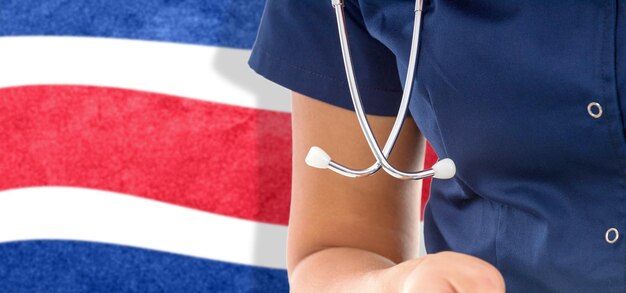 Costa Rica bandera doctora con estetoscopio, sistema nacional de salud