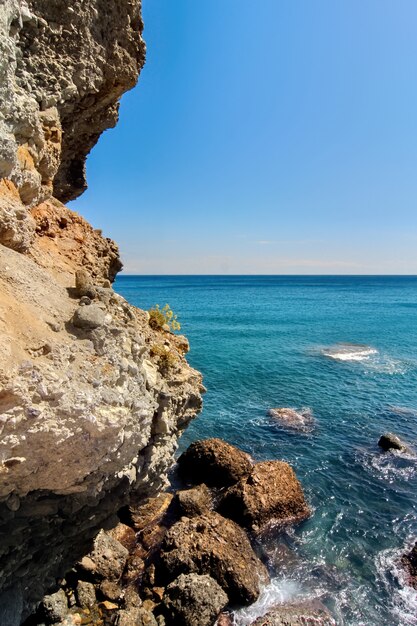 Costa rocosa en Savona, Italia