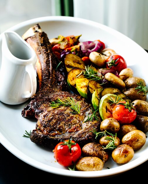 Costilla asada con rodajas de verduras fritas y salsa