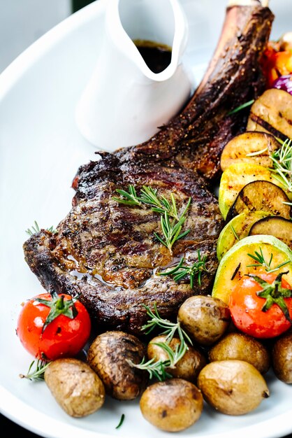 costilla asada con vegetales fritos en rodajas