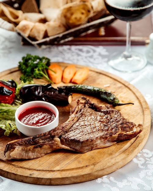 Costilla asada con verduras y salsa de tomate