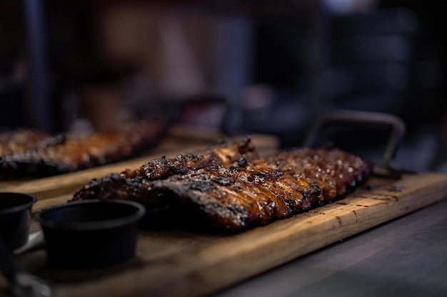 costilla, restaurante de costillas, el proceso de preparar costillas de cerdo a fuego abierto