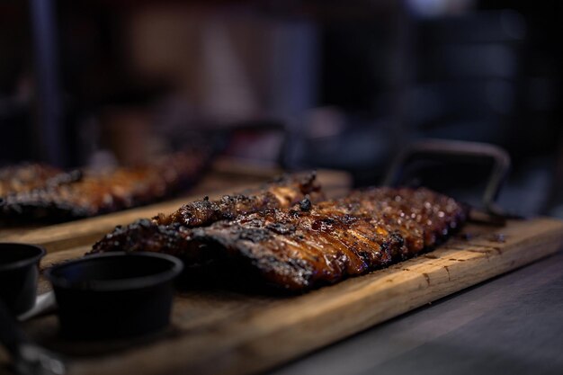 costilla, restaurante de costillas, el proceso de preparar costillas de cerdo a fuego abierto