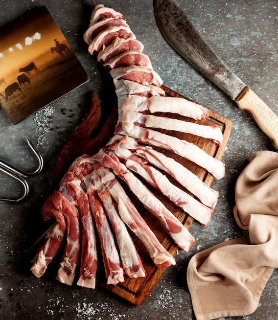 Costillas de carne fresca en tablero de madera