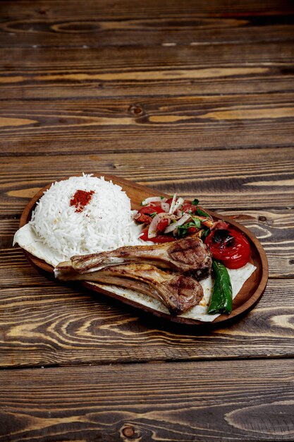 Costillas de carne fritas con arroz y cebolla picada