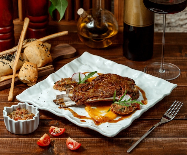 Foto gratuita costillas de carne a la parrilla y ensalada de barbacoa