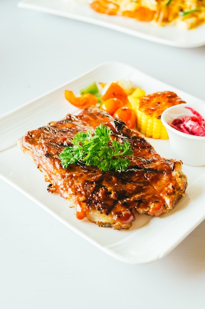 Costillas De Cerdo A La Parrilla Con Salsa A La Parrilla