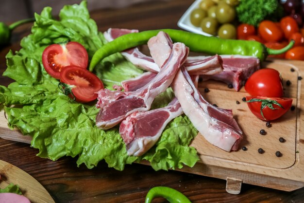 Costillas crudas sobre la plancha de madera preparándose para cocinar