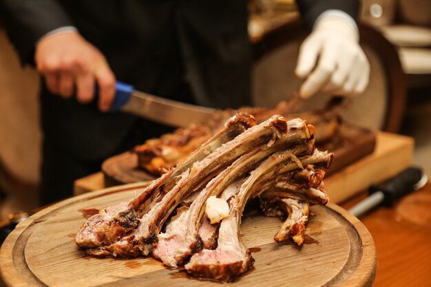 Costillas a la parrilla separadas en la vista lateral del tablero de madera