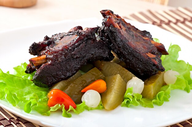 Costillas de ternera al horno en escabeche de miel de soja con verduras en escabeche