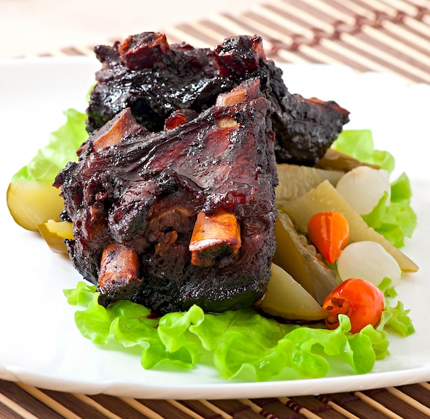 Costillas de ternera al horno en escabeche de miel de soja con verduras en escabeche