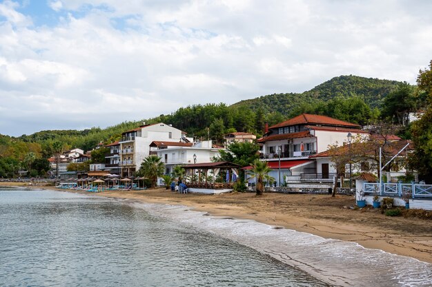 Costo del mar Egeo, sombrillas y tumbonas en la playa