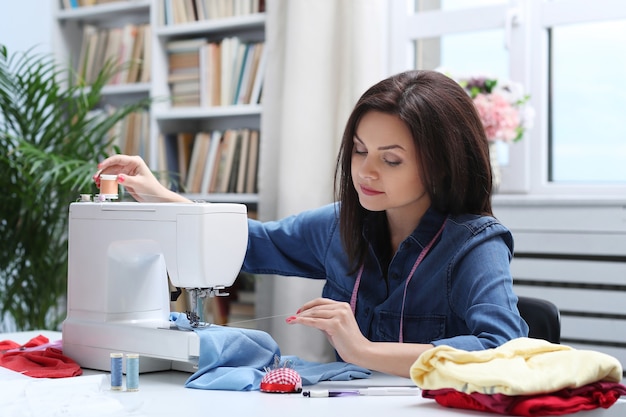 Foto gratuita costurera trabajando en casa