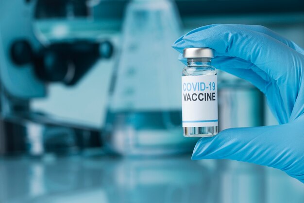 Covid bodegón con vacuna
