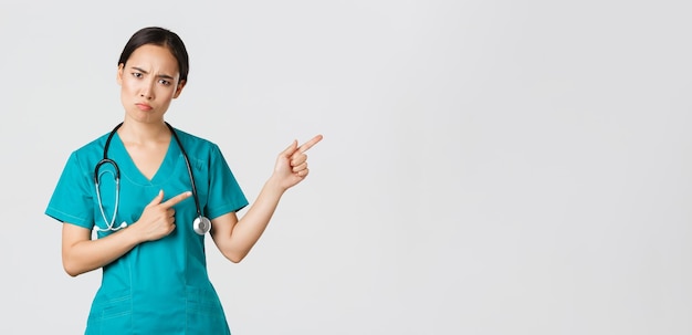 Covid concepto de pandemia de trabajadores de la salud decepcionado y enojado enfermera terapeuta de sexo femenino asiático en scr ...