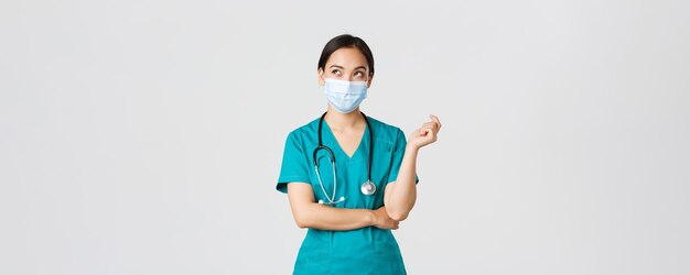 Covid coronavirus enfermedad trabajadores sanitarios concepto curioso y reflexivo doctora asiática en m ...