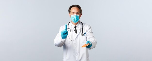 Covid prevención de virus trabajadores de la salud y concepto de vacunación médico en máscara médica y guantes ...