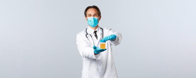 Covid Prevención De Virus A Los Trabajadores De La Salud Y El Concepto De Vacunación Satisfecho El Doctor Sonriente En El Hospital Médico.