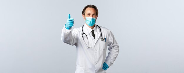 Covid que previene el virus de los trabajadores de la salud y el concepto de vacunación médico satisfecho con una máscara médica a