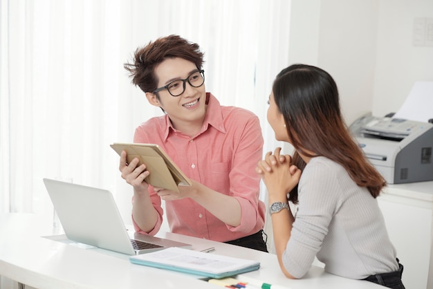 Coworking hombre y mujer con gadgets