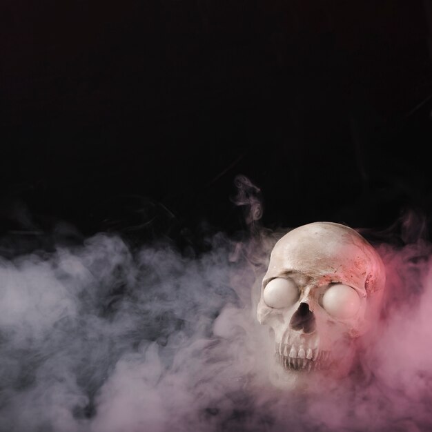 Cráneo espeluznante en humo
