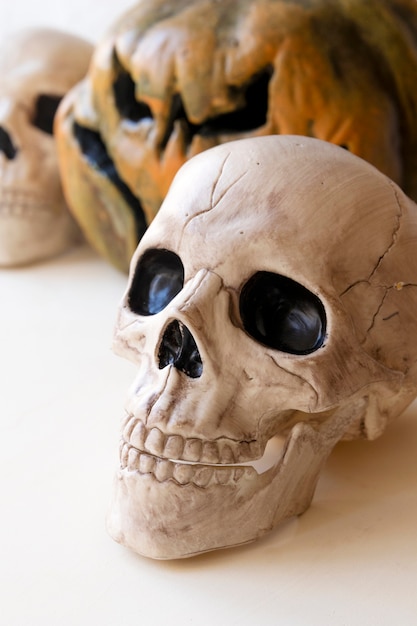 Cráneo humano cerca de Jack-o-lantern