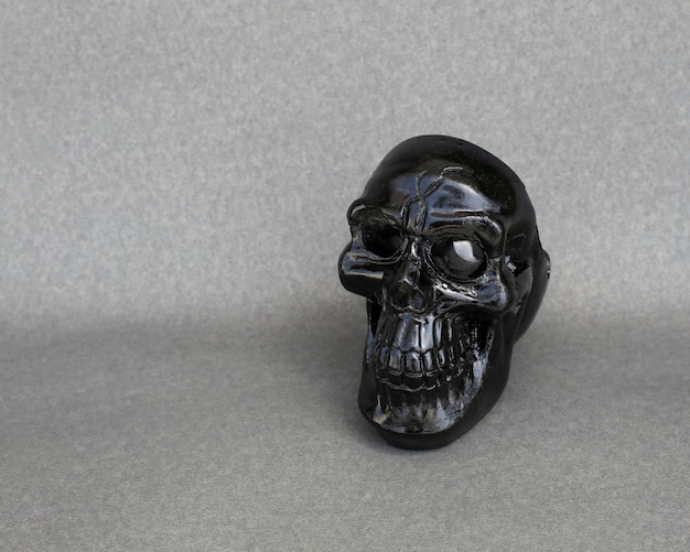 Cráneo humano sobre fondo rico creció El concepto de ilustración de muerte