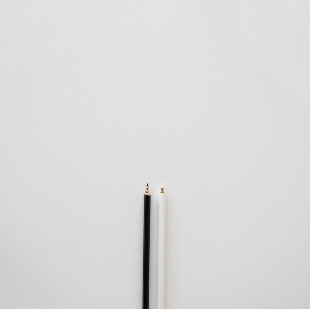 Crayones en blanco y negro de espacio de copia
