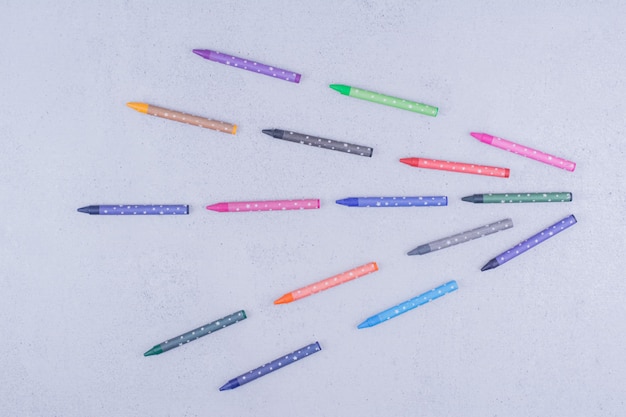 Crayones o lápices multicolores en composición geométrica
