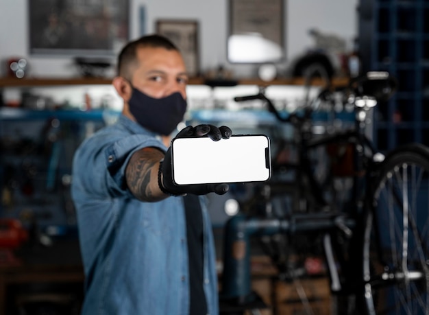 Foto gratuita creación de bicicletas en taller