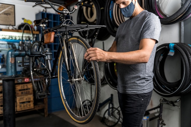 Foto gratuita creación de bicicletas en taller