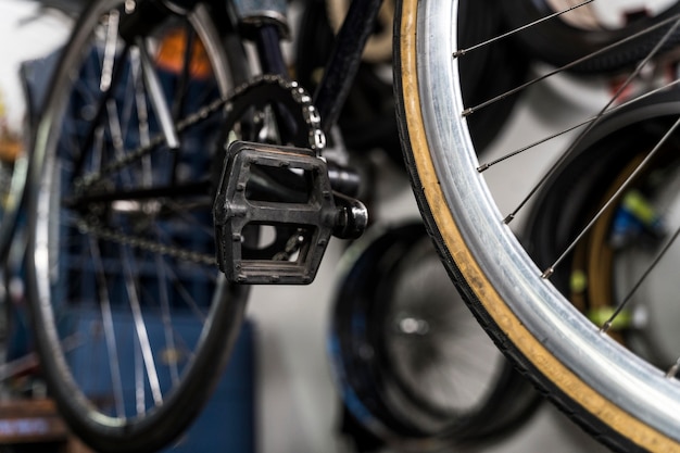 Foto gratuita creación de bicicletas en taller