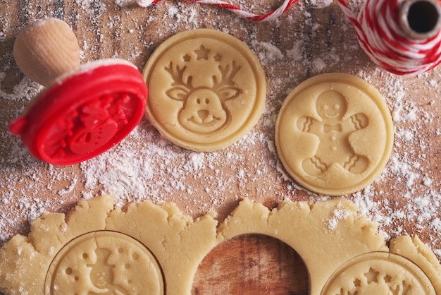 Foto gratuita creación de galletas para navidad
