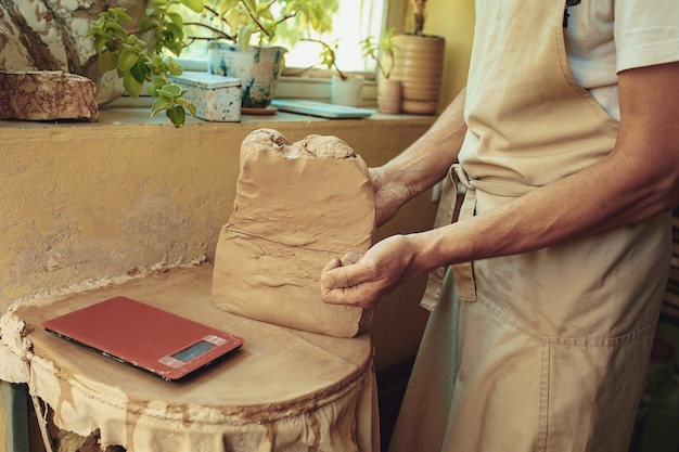 Creación de un primer plano de una jarra o jarrón de arcilla blanca. Maestro olla.