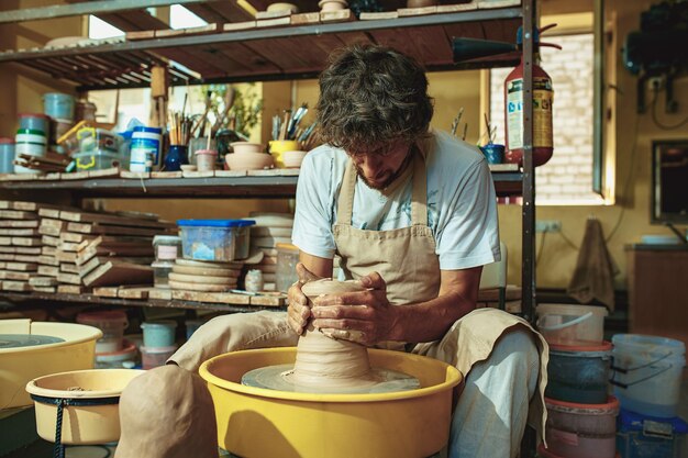 Creación de un primer plano de una jarra o jarrón de arcilla blanca. Maestro olla.