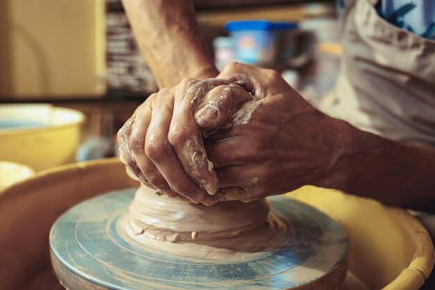 Creación de un primer plano de una jarra o jarrón de arcilla blanca. Maestro olla.