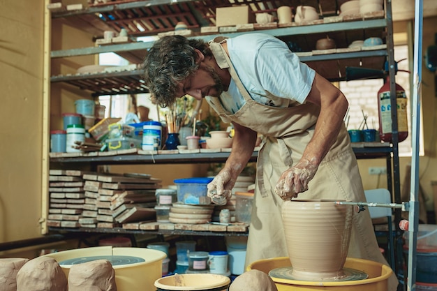 Creación de un primer plano de una jarra o jarrón de arcilla blanca.