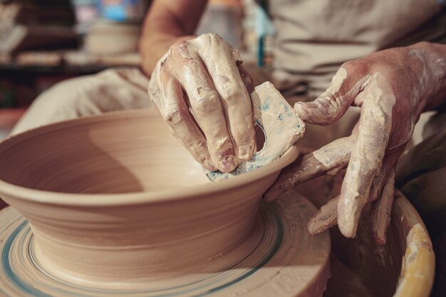 Creación de un primer plano de una jarra o jarrón de arcilla blanca.