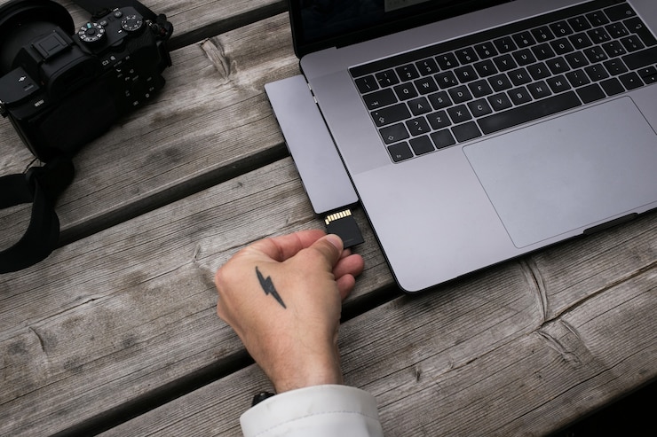 Foto gratuito creador de contenido autónomo usa adaptador de tarjeta de memoria