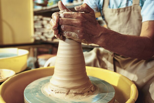 Crear un frasco o un jarrón de arcilla blanca en primer plano.