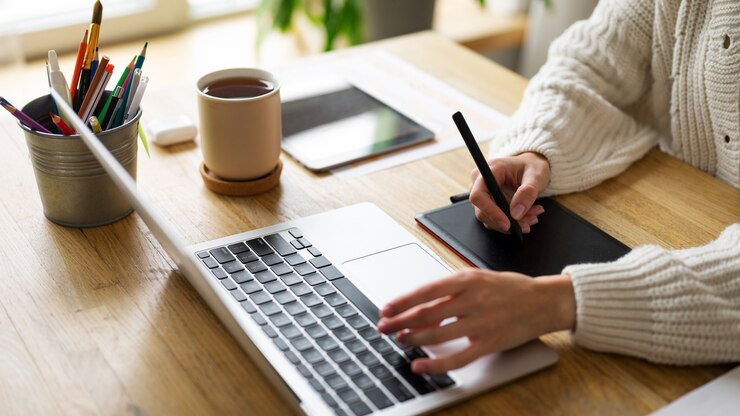 Photo Gratis creative illustrator working on devices