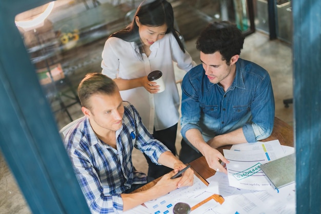 Foto gratuita creatividad lluvia de ideas concepto de ideas con taller de reunión de socios de negocios en cafetería y reflejo del jardín en la ventana