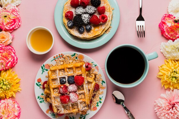 Creativo desayuno vintage con café y frutas.